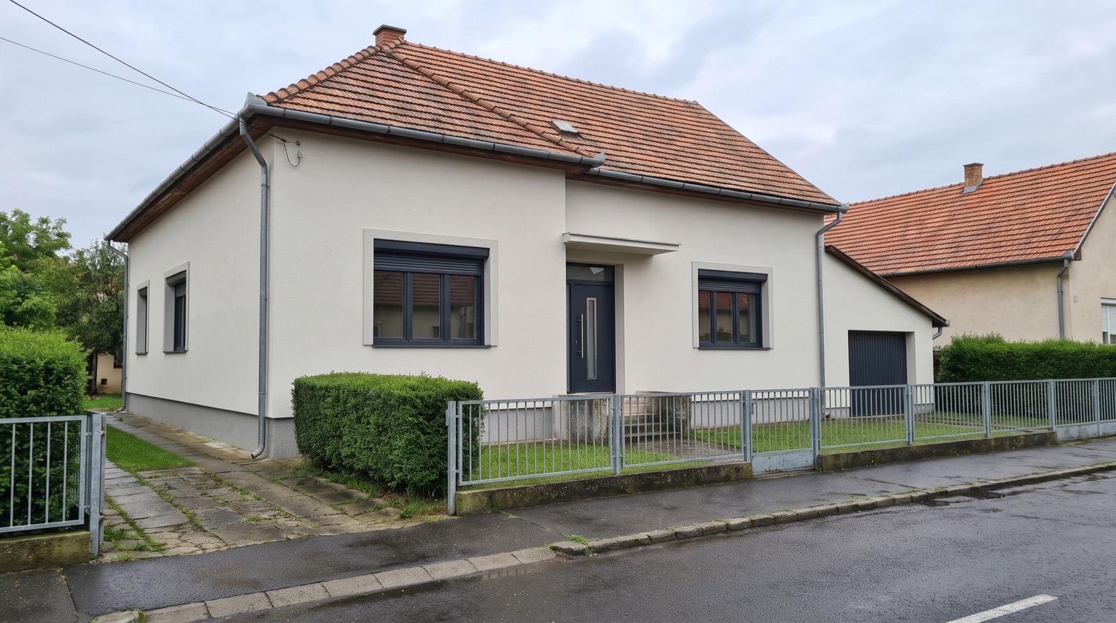 Ugyanaz a ház az új antracit ablakokkal — látványterv